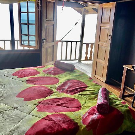 Beachfront Hut Upstairs Astra - Beach Shack Chalet Kampong Juara Экстерьер фото