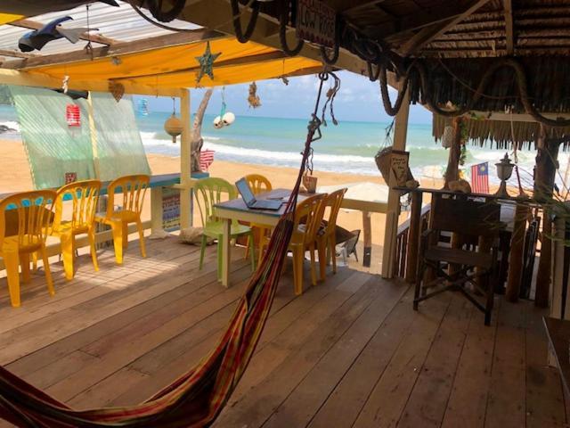 Beachfront Hut Upstairs Astra - Beach Shack Chalet Kampong Juara Экстерьер фото