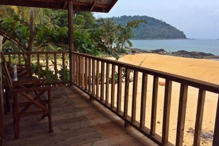 Beachfront Hut Upstairs Astra - Beach Shack Chalet Kampong Juara Экстерьер фото