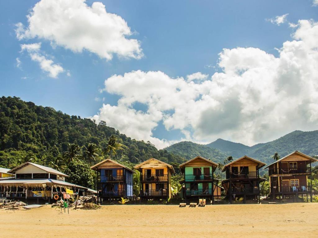 Beachfront Hut Upstairs Astra - Beach Shack Chalet Kampong Juara Экстерьер фото