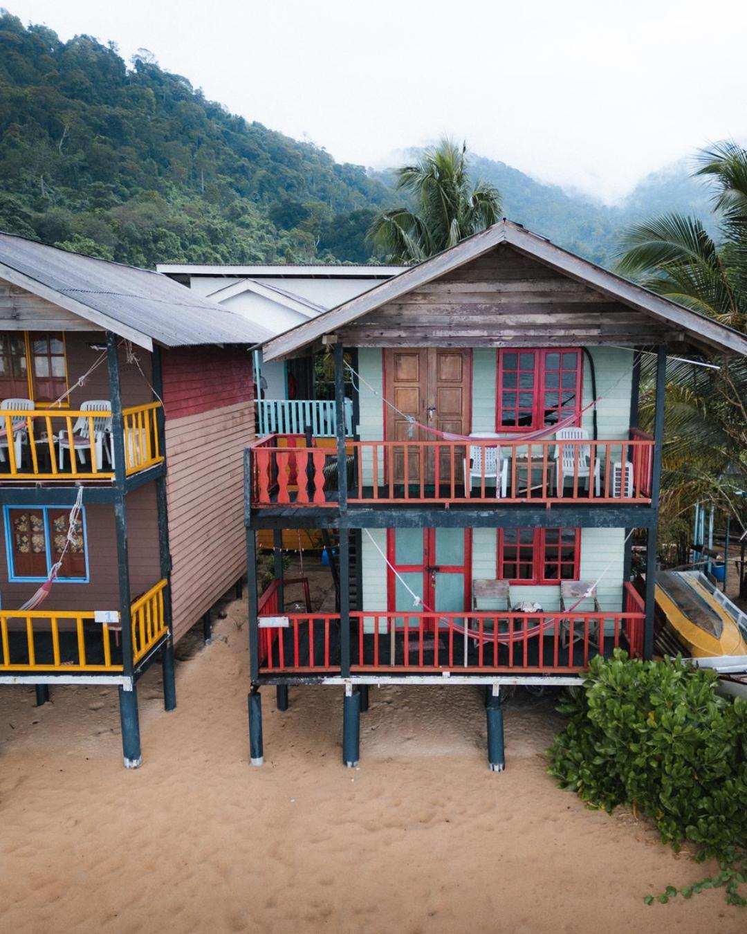 Beachfront Hut Upstairs Astra - Beach Shack Chalet Kampong Juara Экстерьер фото
